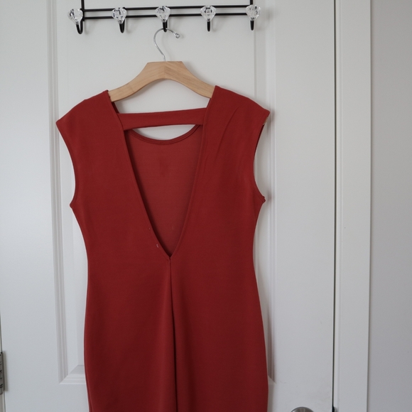 Curve hugging dress with exposed back - Picture 2 of 3